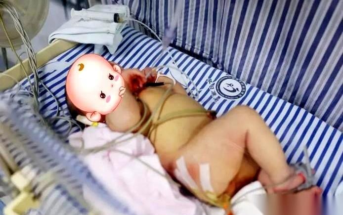 29岁产妇拼了十几个小时顺产下足月男婴，接生医生翻开孩子双腿做常规检查时，手上的