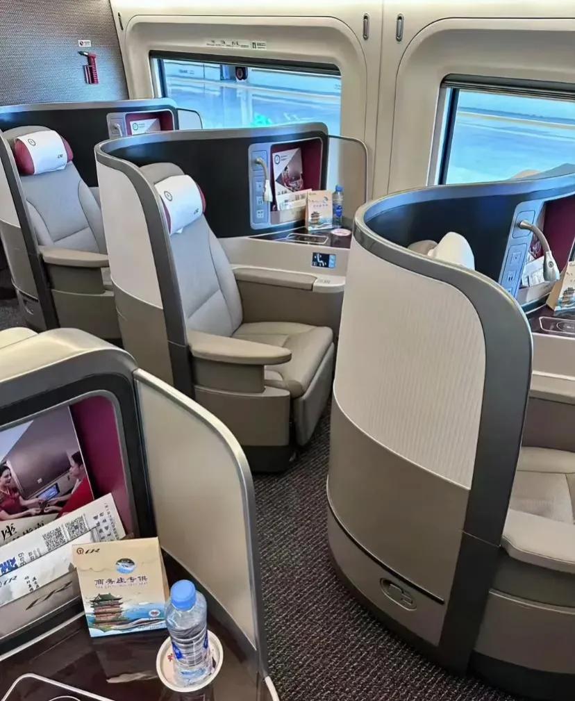 很多人没坐过高铁商务座吧?
有钱跟没钱，就是两个世界。
看看这环境，这就是我们要