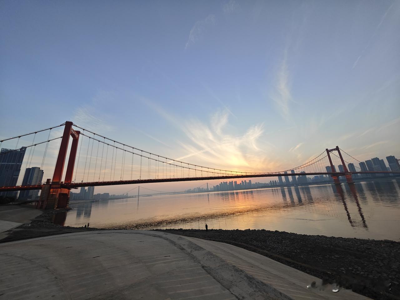 脑梗的故事
上月末的周日，武汉著名的“三把刀”医院心内科的夏教授在家休息，忽然感