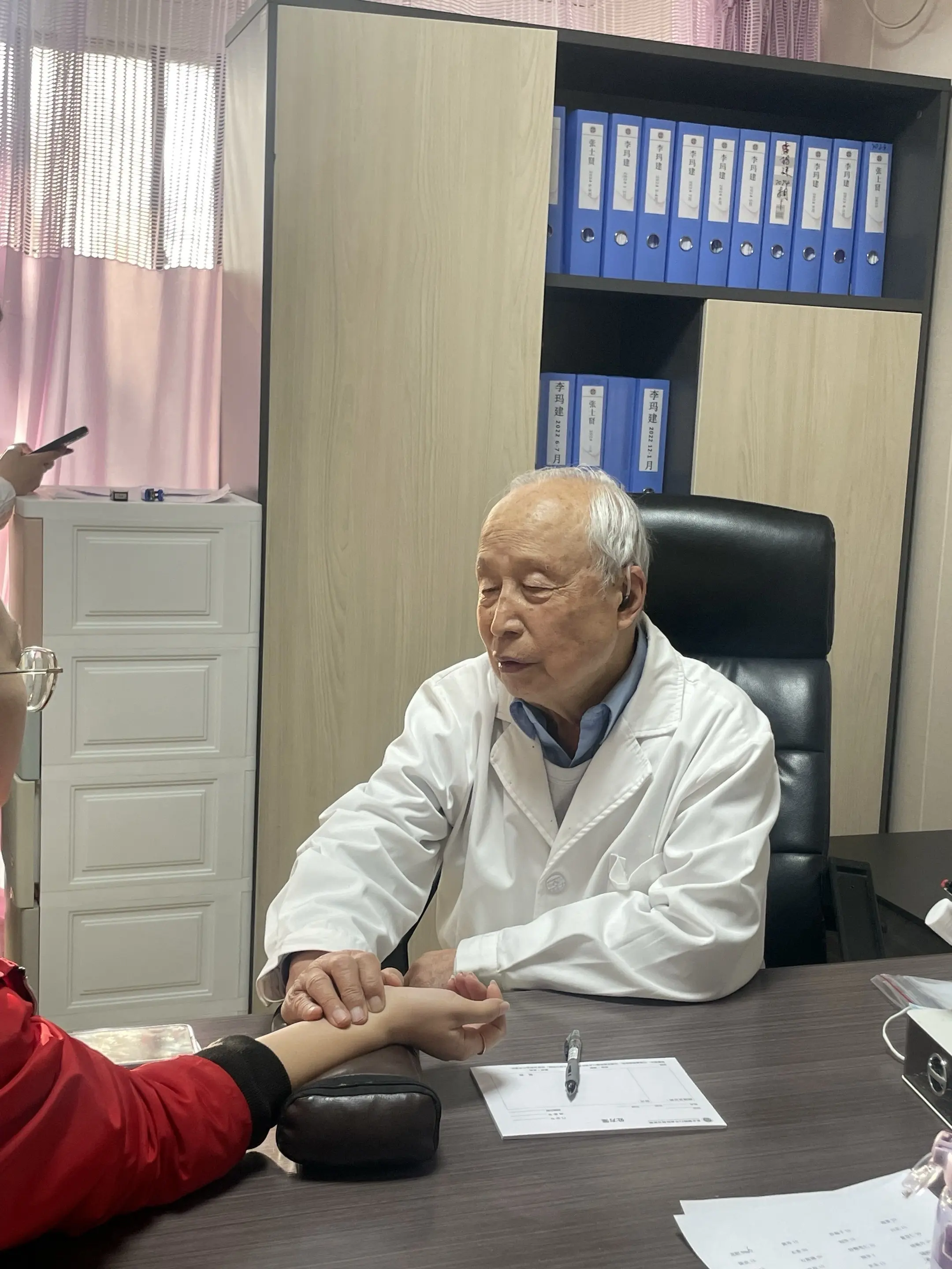 六十余载行医路，诊过十万春秋脉，如今成了守着一屋子草木心事的老人。大家...