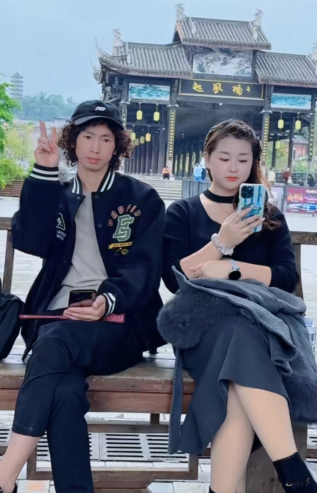 庞麦郎身边的女孩很漂亮。感觉庞麦郎脸上现在有自信了。