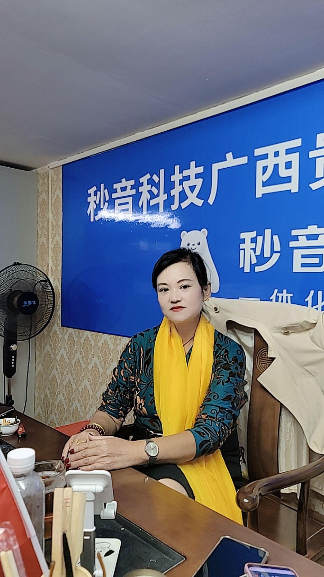 努力工作的样子#原创视频 #我的舞台我做主 #精致优雅 #闪亮登场 #努力工作的