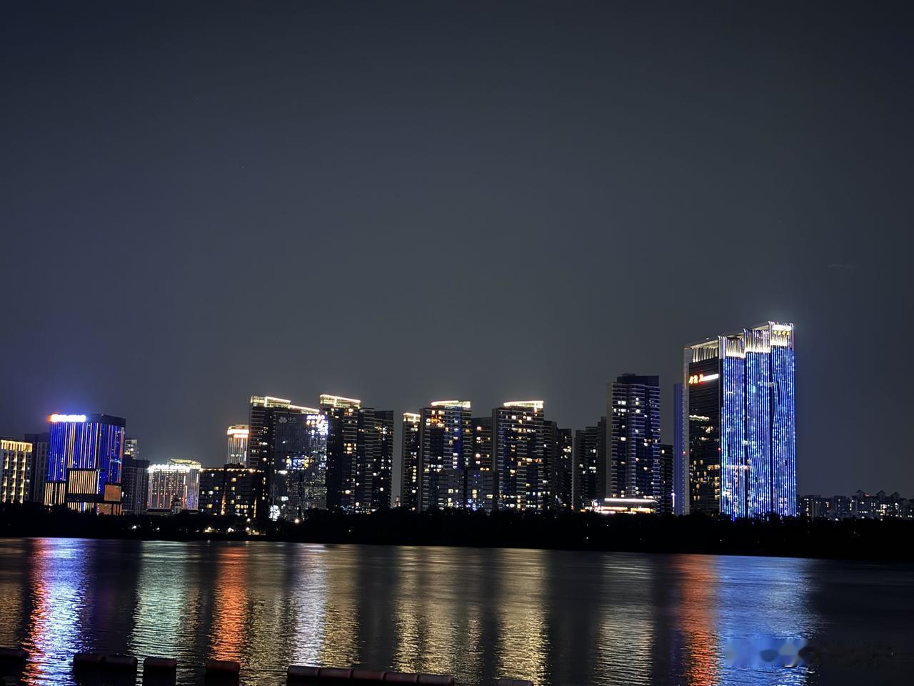 从江面看南沙，越来越有滨海城市的模样了。

在蕉门水道两岸的角度看，南沙确实也不