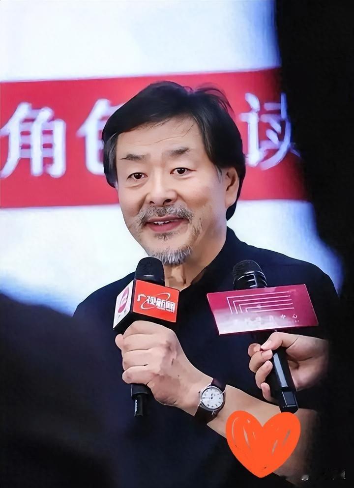 濮存昕，你真行！

明星家里有病人，第一反应肯定都是花钱请高级护工吧。可72岁的