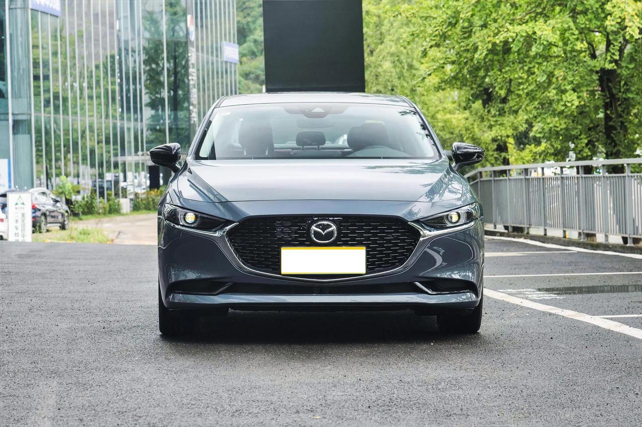 购车预算在11-12万元，想要一辆好开的轿车，最好是两厢版本，对纯电车型不感兴趣