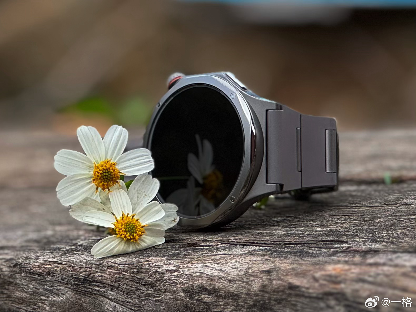 可恶，竟然给我夹了最近都在戴OPPO Watch X3，钛合金确实轻而且质感很好