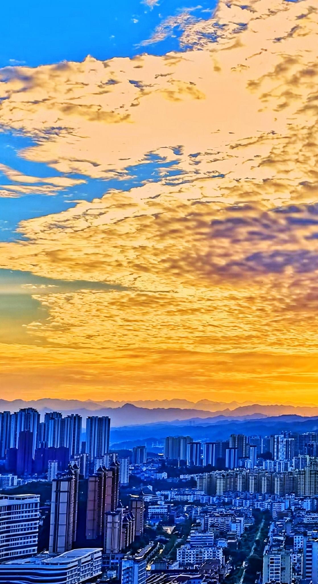 宜昌“红”了，红透半边天！有图有真相。
宜昌的天变色了，不只展现蓝色，还有红色，
