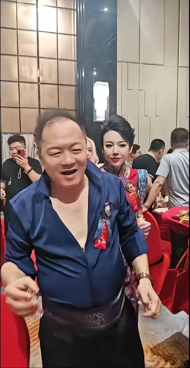北京京爷，闫老大冲上了热搜，64岁的海淀闫京，补办自己的婚礼，新娘李静比他小二十