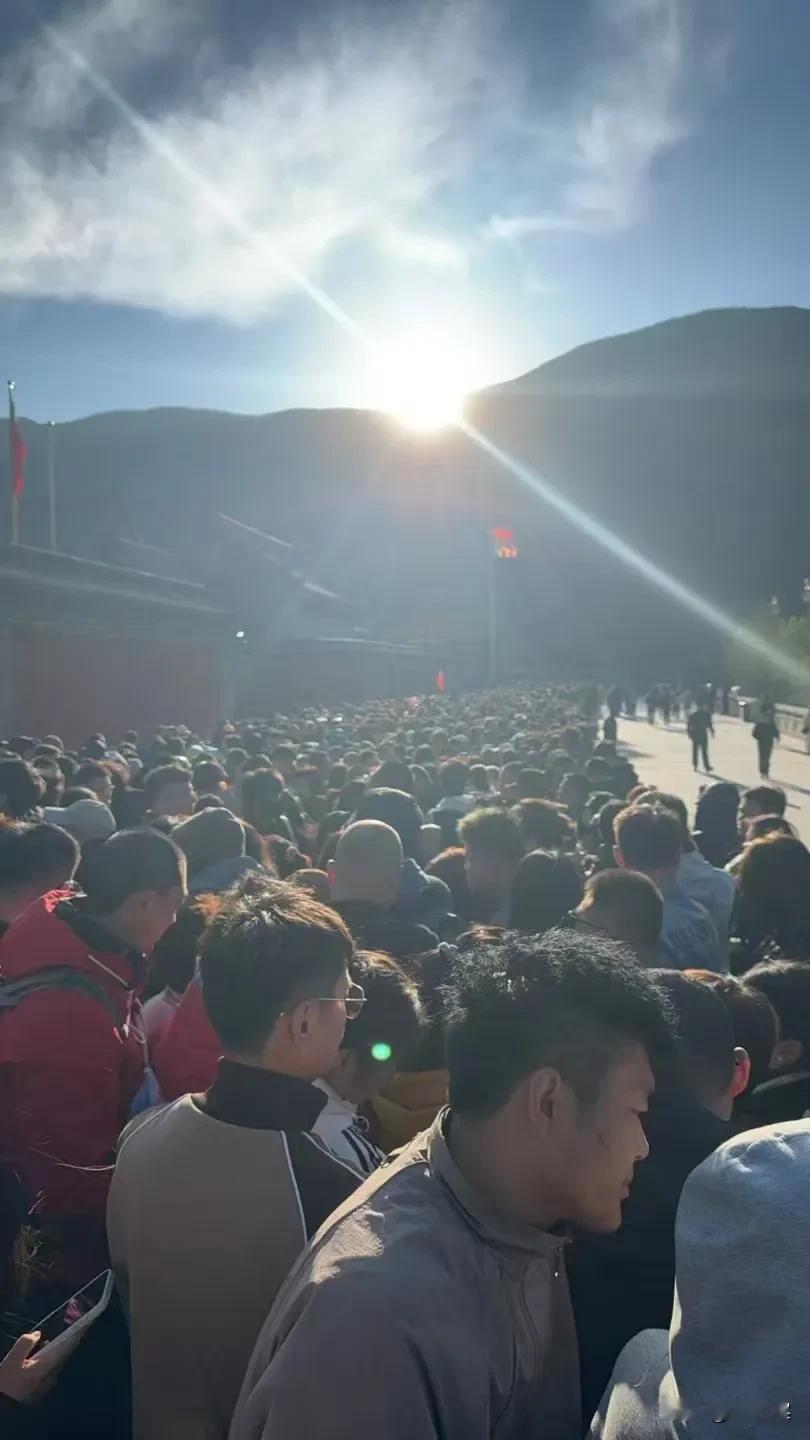 噶伙去玩的朋友今天到五台山了，发回了照片，据说还有一亿人在路上。