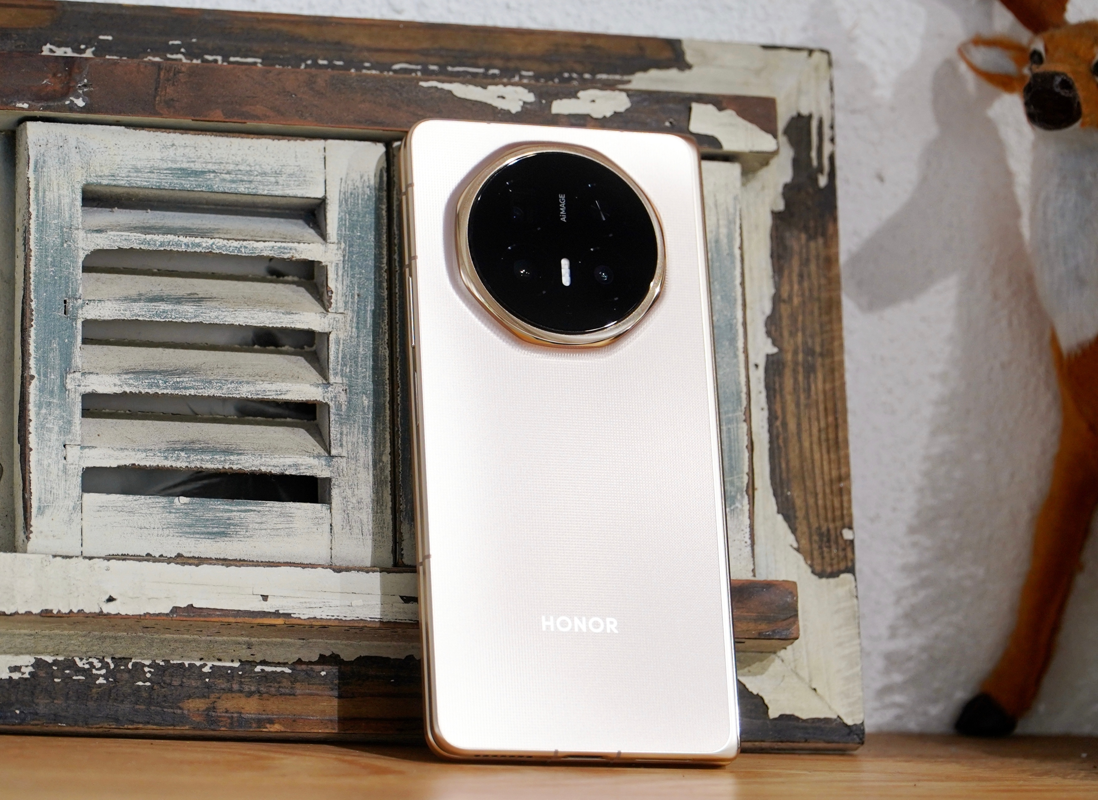 荣耀Magic V6旭日金真机上手图：真机的金色不是那种很艳丽的金色，而是有点香