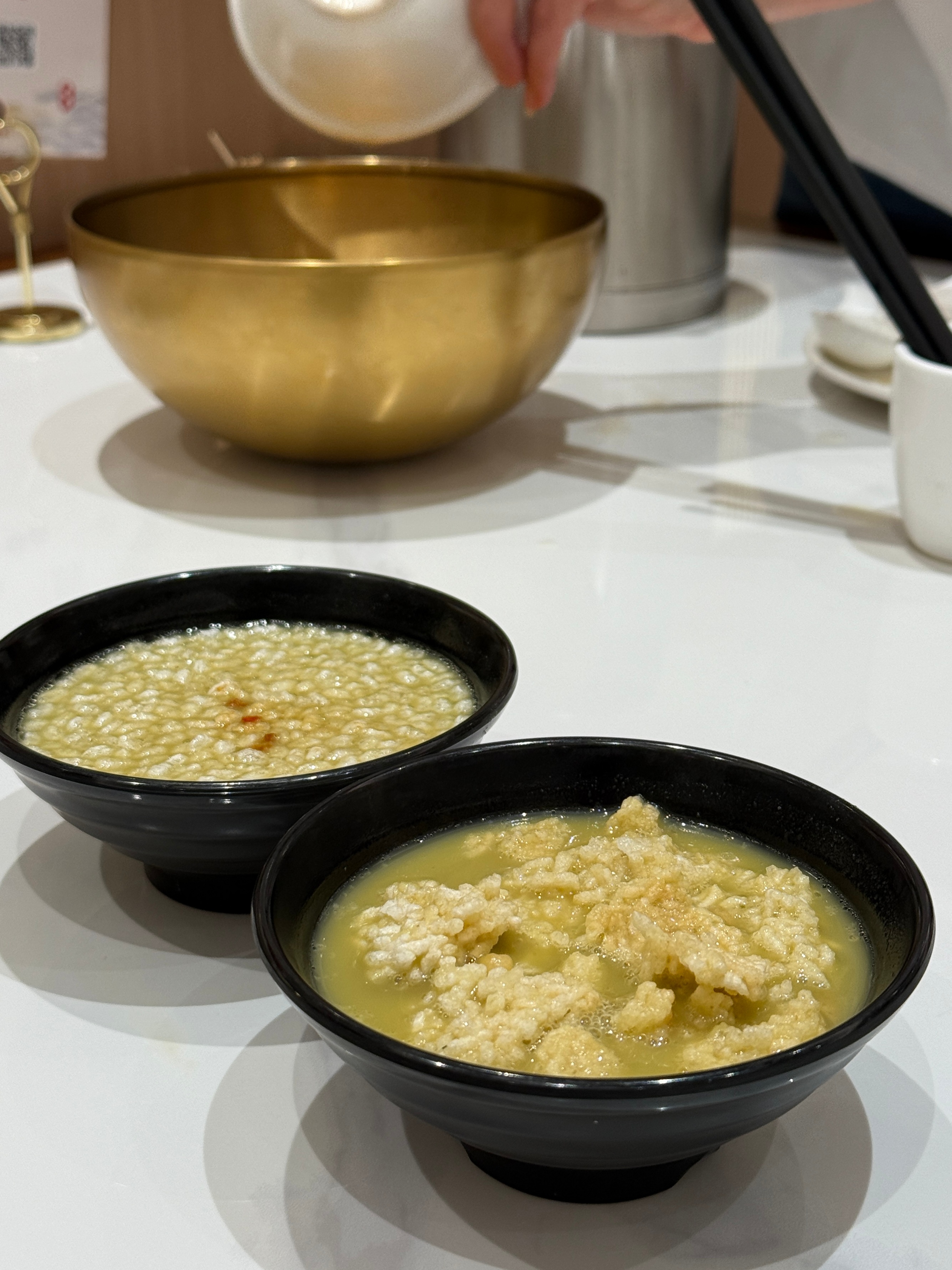 桂林第一顿，菜还没上，先吃碗油茶碗碟不太干净，洁癖的小羊妈妈在洗碗[泪奔] ​​