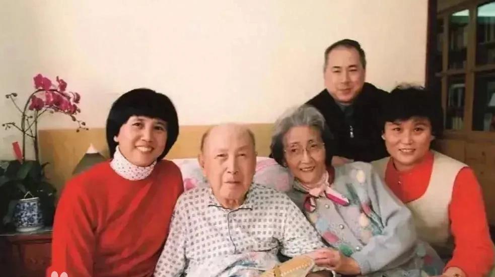 1955年，钱学森从美国回国，在这片土地上扎根奉献。30年后，他的女儿钱永真选择