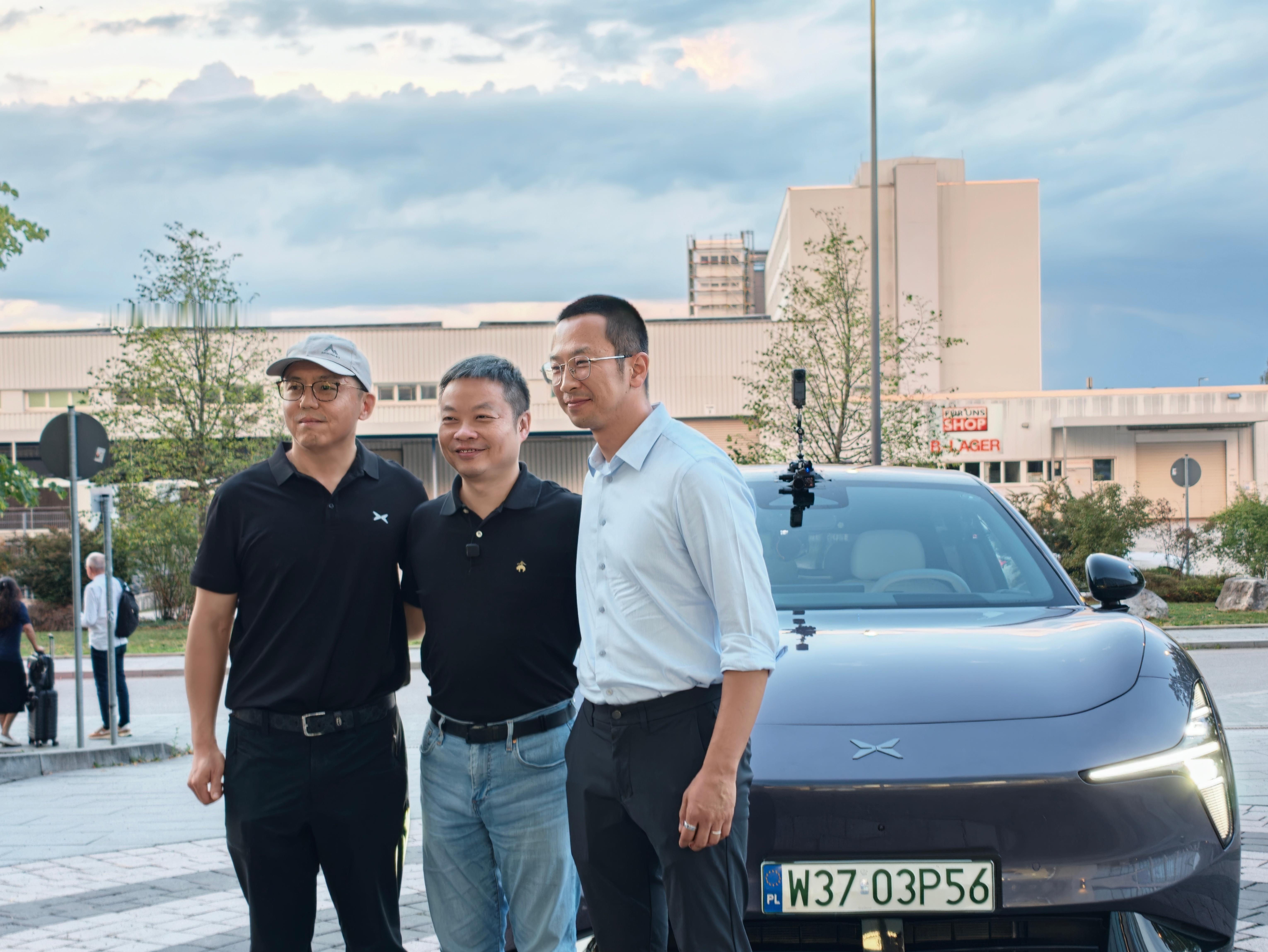 何小鹏首次全程英文演讲 想想外国车企高管来中国开发布会的场景，能用中文说几句“你