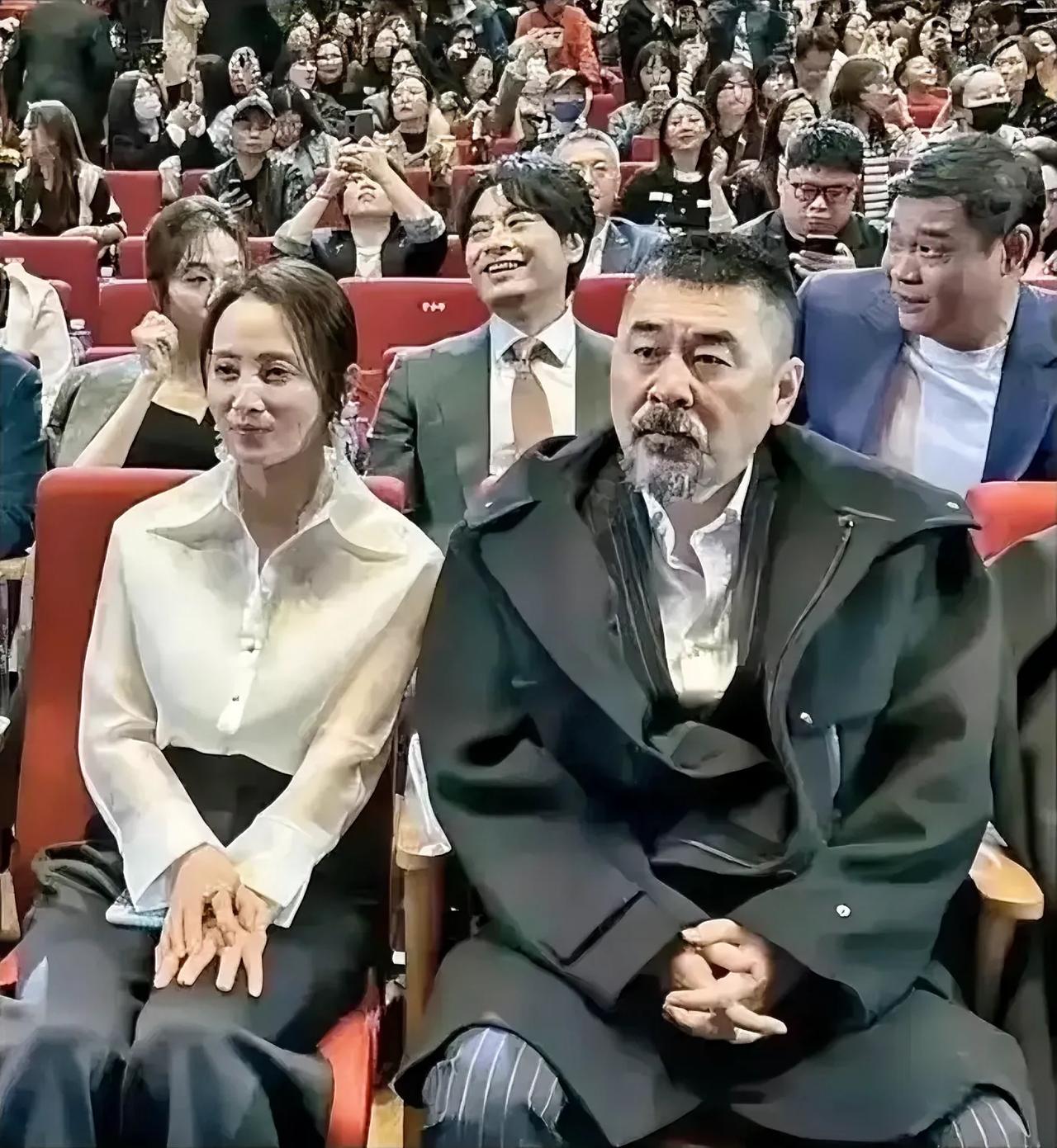 陈建斌吗？活脱脱一个老头子了，坐姿颓废的，胡子拉碴的。