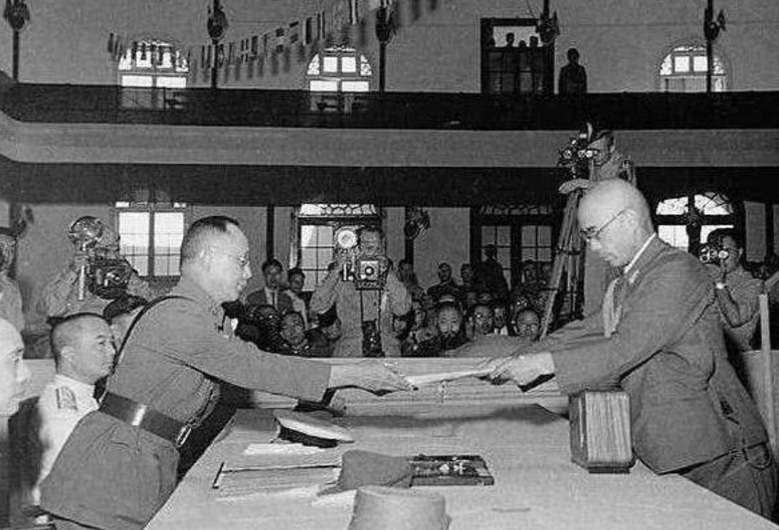 1945年日本受降照片，每次看到都让人不由得生气，都打到日军投降了，国军高层将领