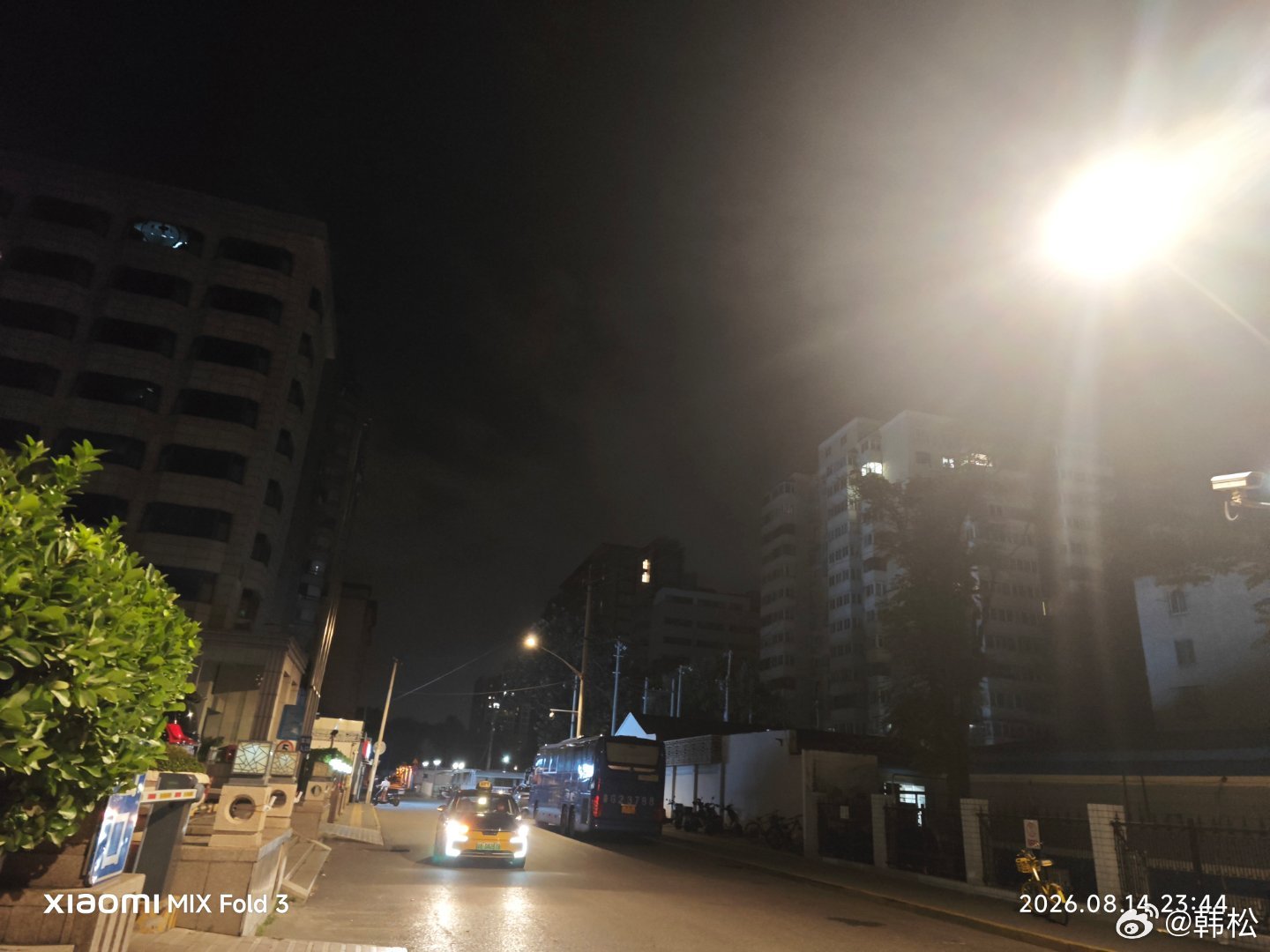 今天出门，坐地铁，站台上因为走路慢，引起后面女生厌烦，说我挡路，素质太差。我很难