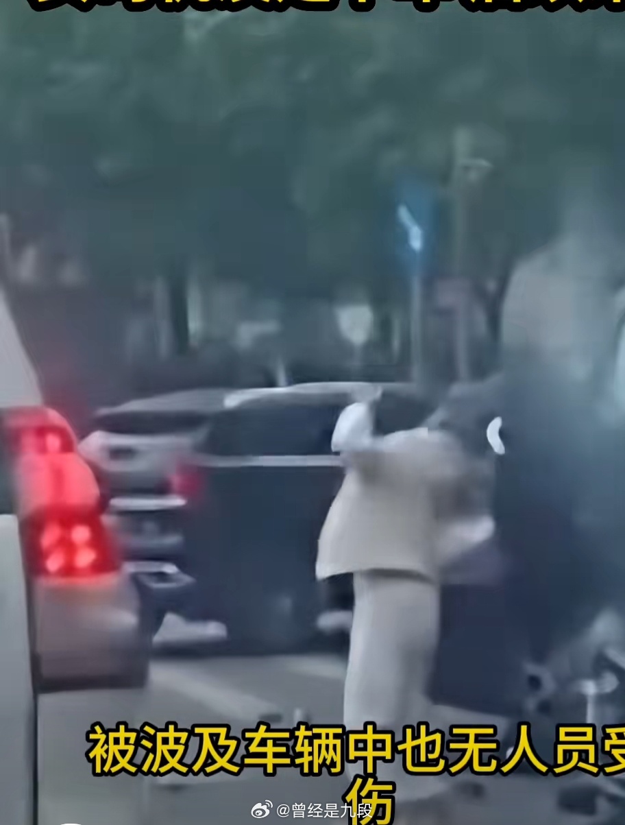 特斯拉失控撞花坛腾空落下压毁5车 毫发无伤的女司机走下车来不忘梳理下头发的那一刻