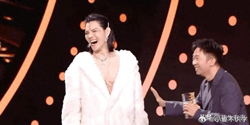 向佐和郭碧婷，这对从相识到相爱都备受关注的夫妻，用他们的故事诠释了爱情的真谛。在