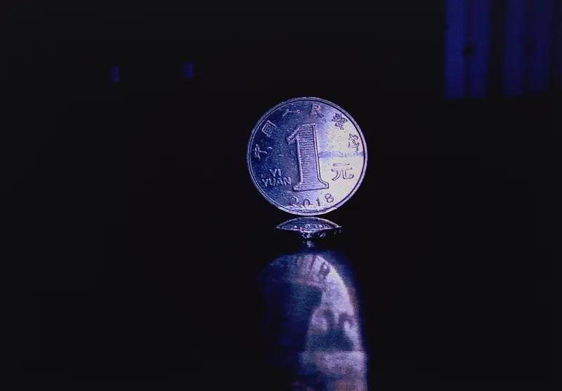 如今诸多诡异现象，皆是“一切向钱看”种下的恶果。各行各业都缺乏稳定岗位，大学生在