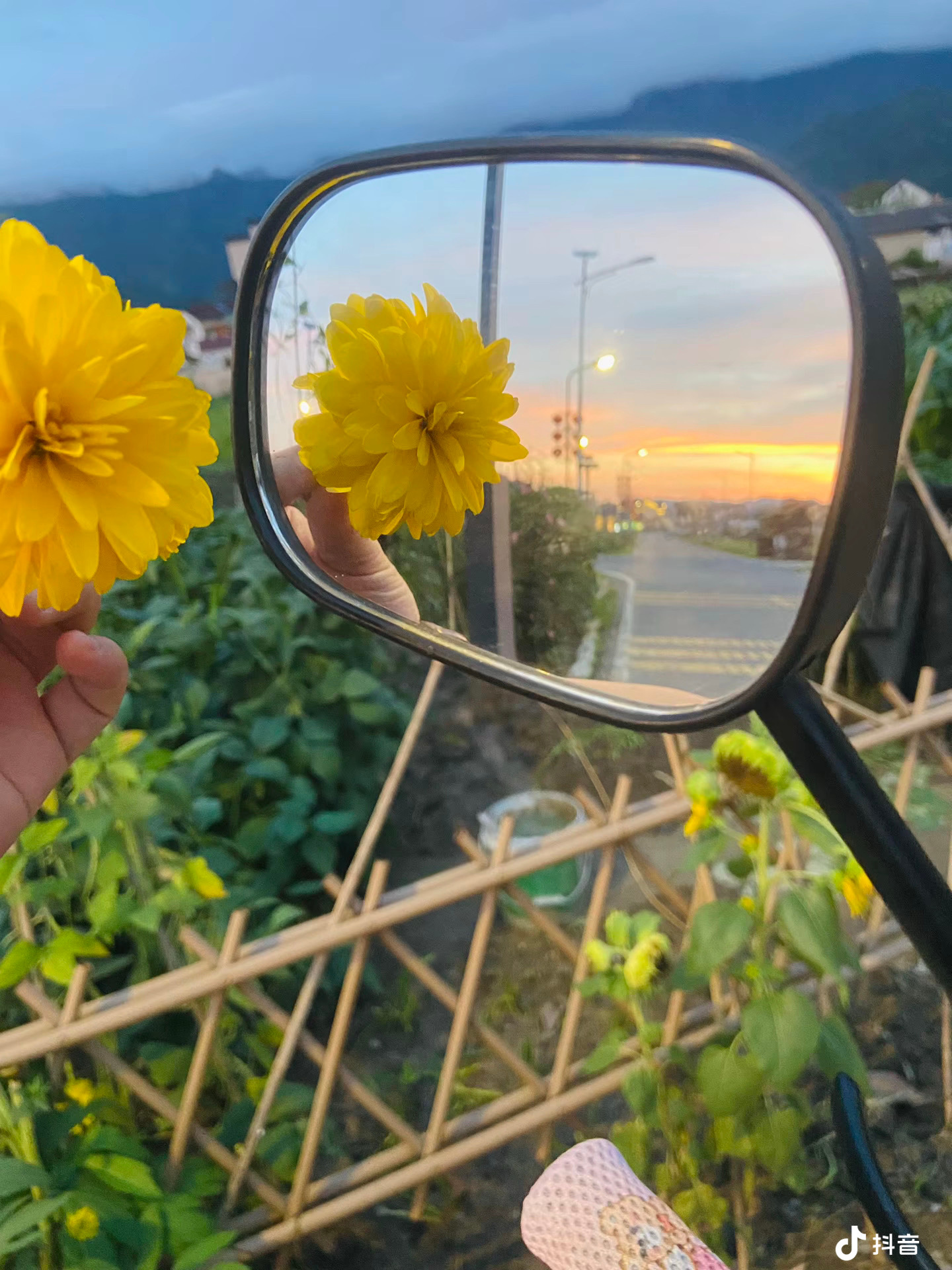 出处：张嘉佳《从你的全世界路过》人活着，总会有突如其来的疲惫，不是身体的劳累，而