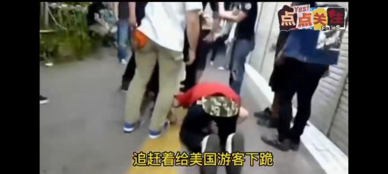 日本厨师下跪都不行，美国黑人游客怒气难消。
原因是他的饭菜里出现了一根毛毛，这对