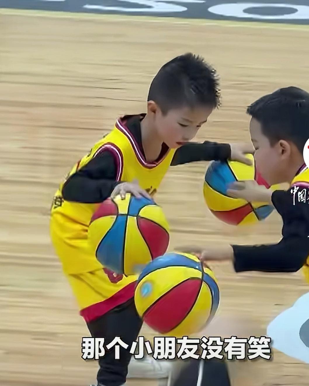 今日闲来无事，被中国青年网的一段视频感动了。

一场儿童群体双手拍篮球表演节目，