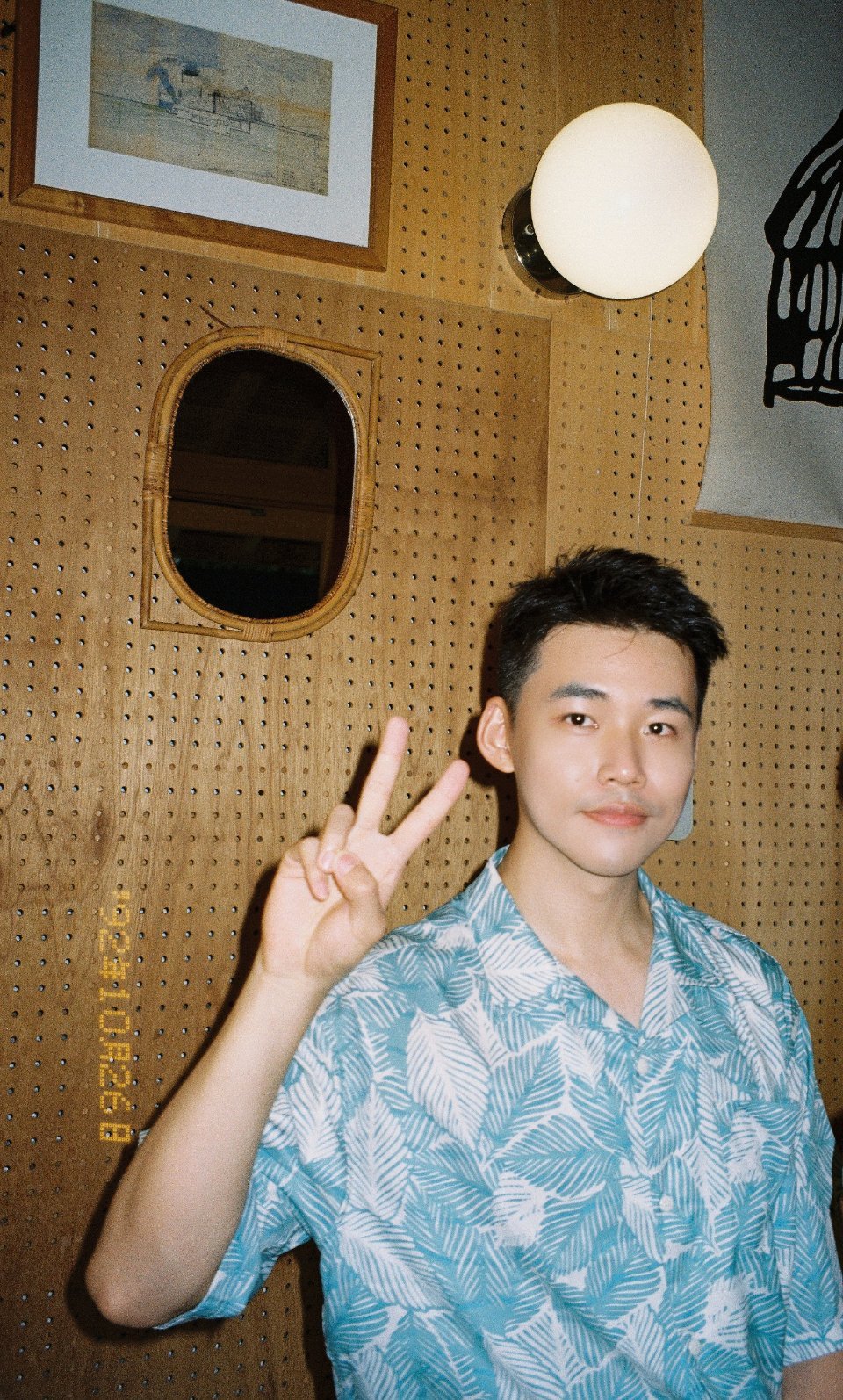 思慕社字母雨天，在便利店屋檐下躲雨。旁边站着一个穿校服的男生，怀里紧紧抱着一个纸