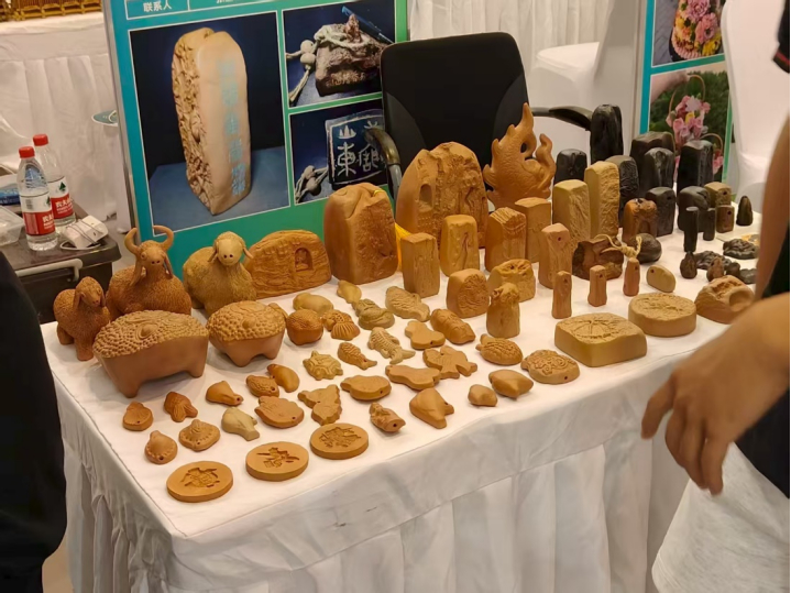 秦岭笑谈【暑期社会实践】“澄泥织梦”实践队探索传统工艺跨界融合新路径曲阜师范大学