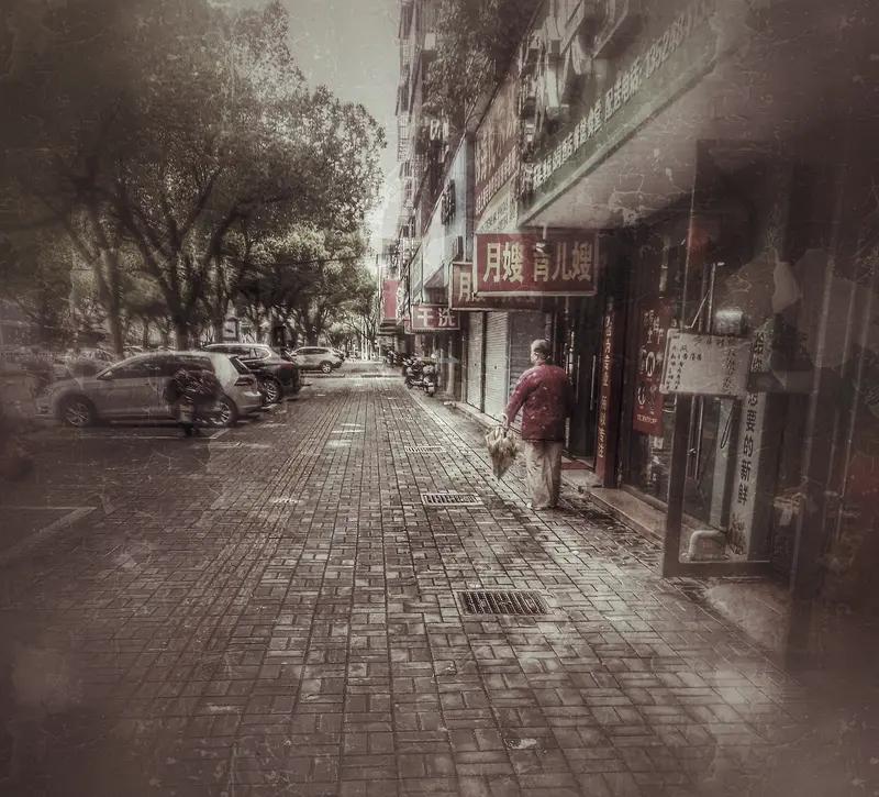 走过的岁月就像一场疯狂又曲折的过山车。前半段懵懵懂懂地被推着向前，在学业的轨道上