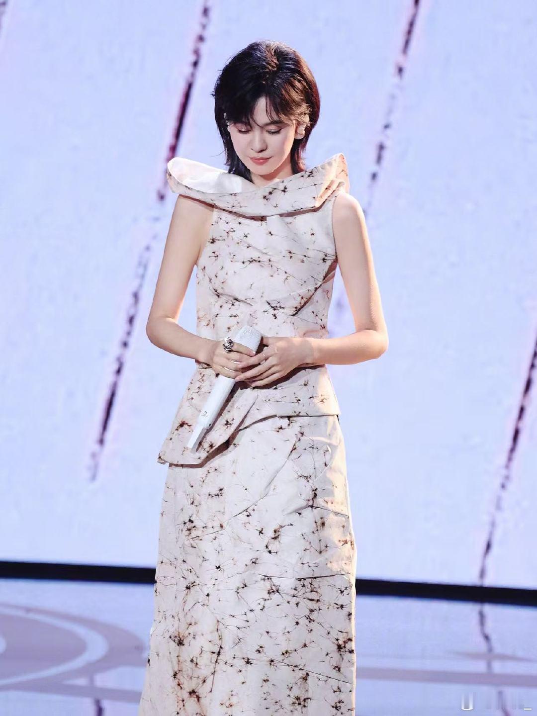 阿嬷主创被郁可唯唱感动了郁可唯沉浸式方言演唱，把阿嬷藏在时光里的孤单等候完美诠释