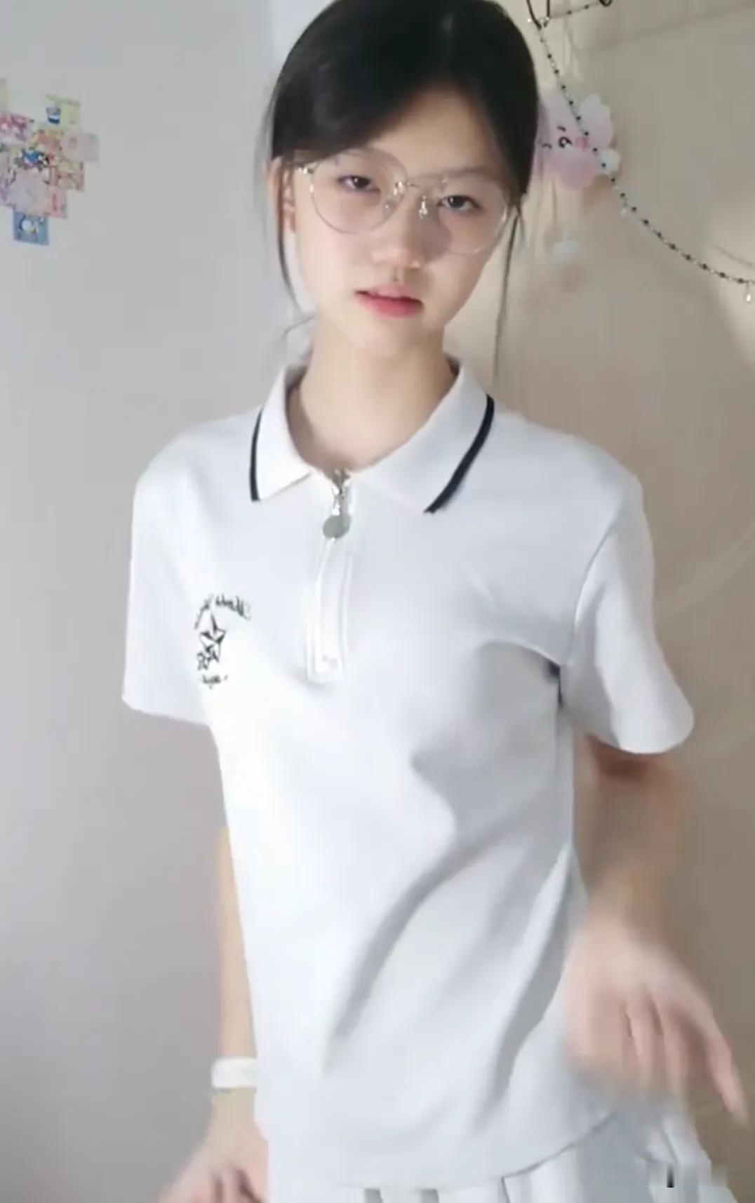 十二三岁的年纪，像含苞待放的花骨朵怎么拍都是美。