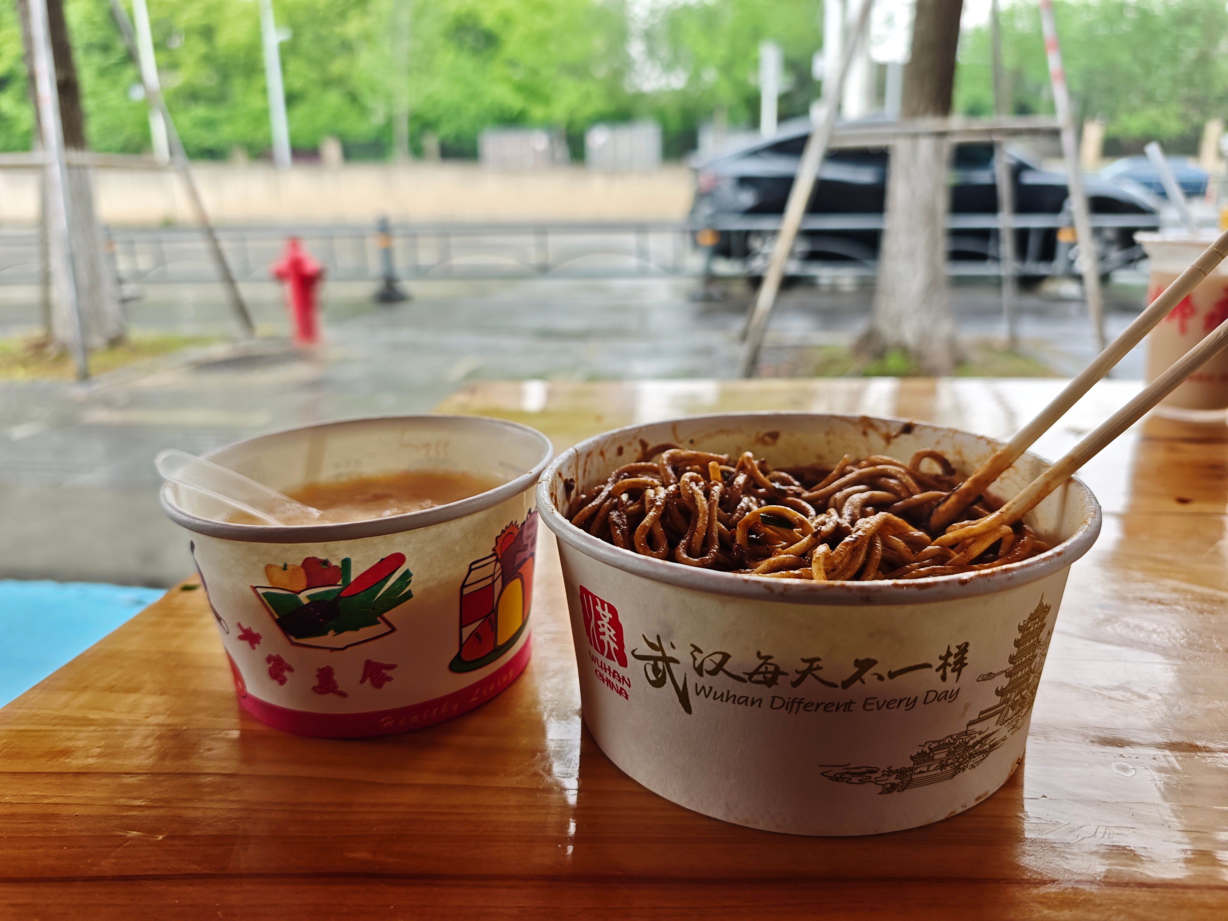 在武汉，周末早上的基本尊重：热干面+蛋酒……一说life武汉