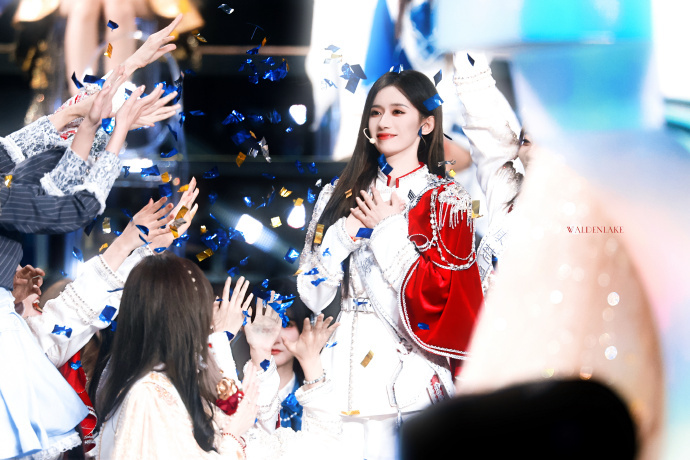SNH48老成员靠排名拿资源出圈，新成员靠刷脸积累故事，丝芭这座桥搭得漂亮。李佳