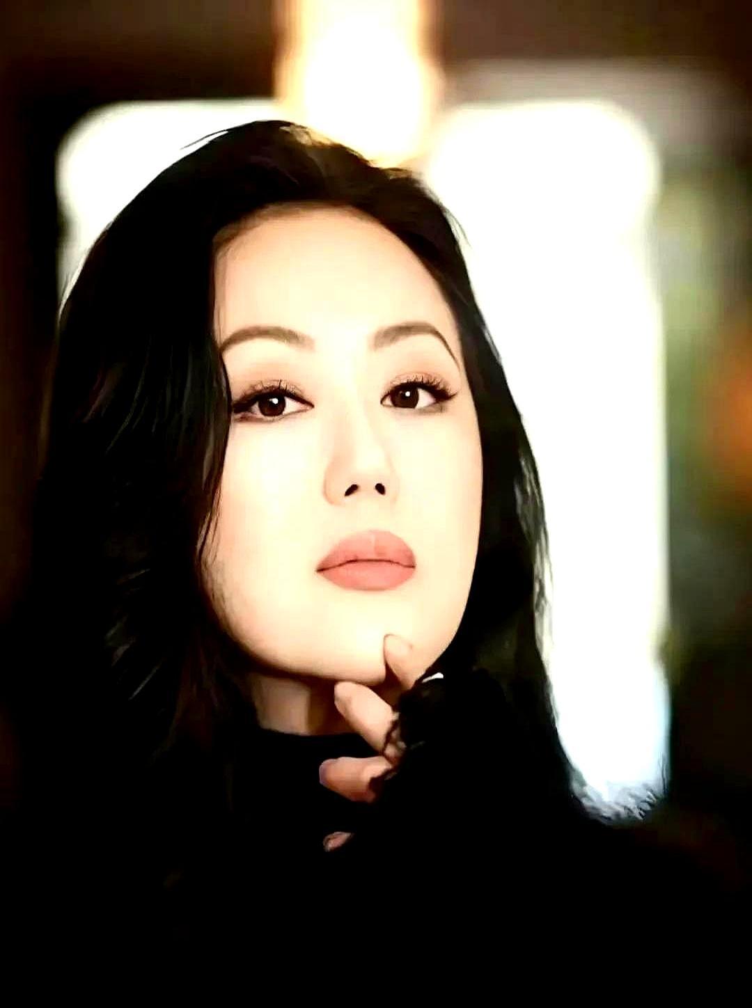 24岁闪婚，62岁才敢哭
 
当年婚礼300万，婚纱13万，她以为嫁给了爱情。