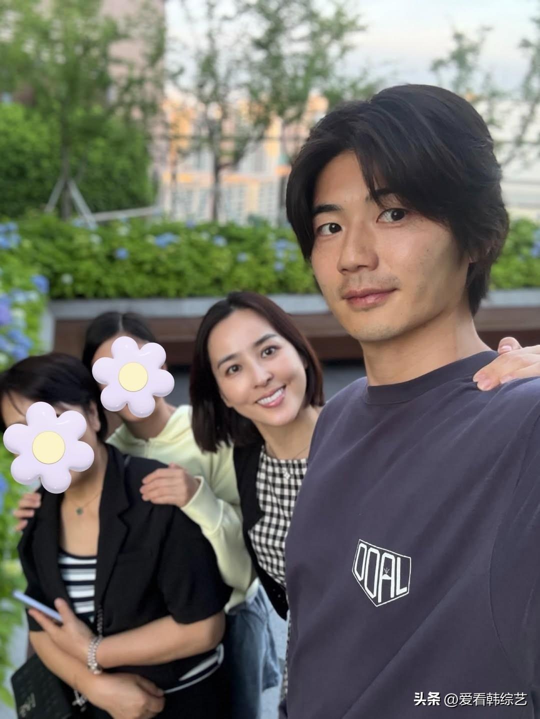 近日，演员韩惠珍在Instagram上发布了几张照片。照片中，绣球花盛放的步道上