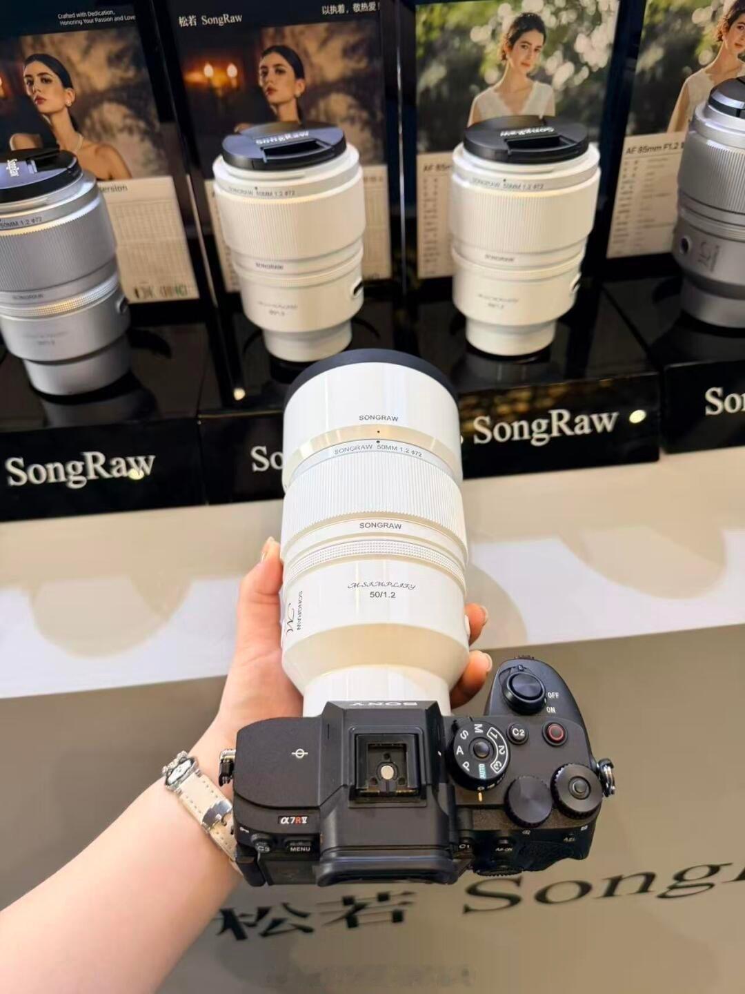 松若展出全新白色版AF50mm F1.2全画幅自动对焦镜头摄影器材