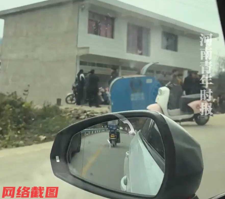 贵州有男子得知前女友结婚，在这一天还特意开车前往前女友家门口路过，只是这瞬间，男