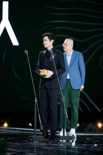 张若昀哽咽发言 张若昀哽咽发言之后，是他对于这部作品的爱，蕴含着他很长一段时间，
