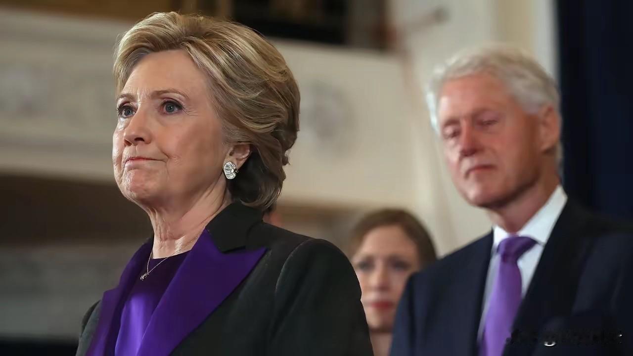 希拉里绝地反击，她接受采访，被问到比尔与疑似爱泼斯坦受害人，在热水浴缸中的照片时