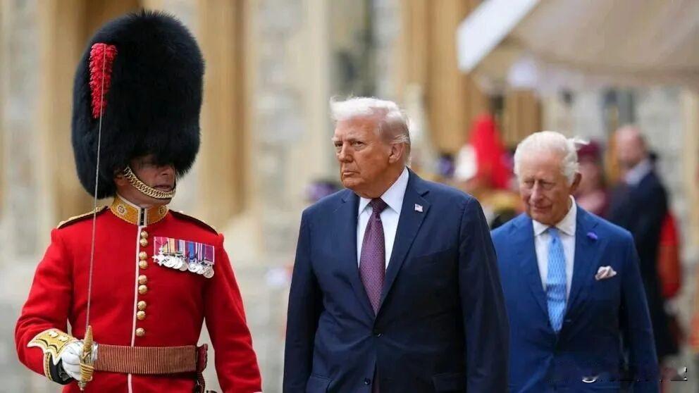 英王：“小心剑！”

英国舆论一片哗然，原来是英国国王查尔斯三世陪同特朗普检阅仪