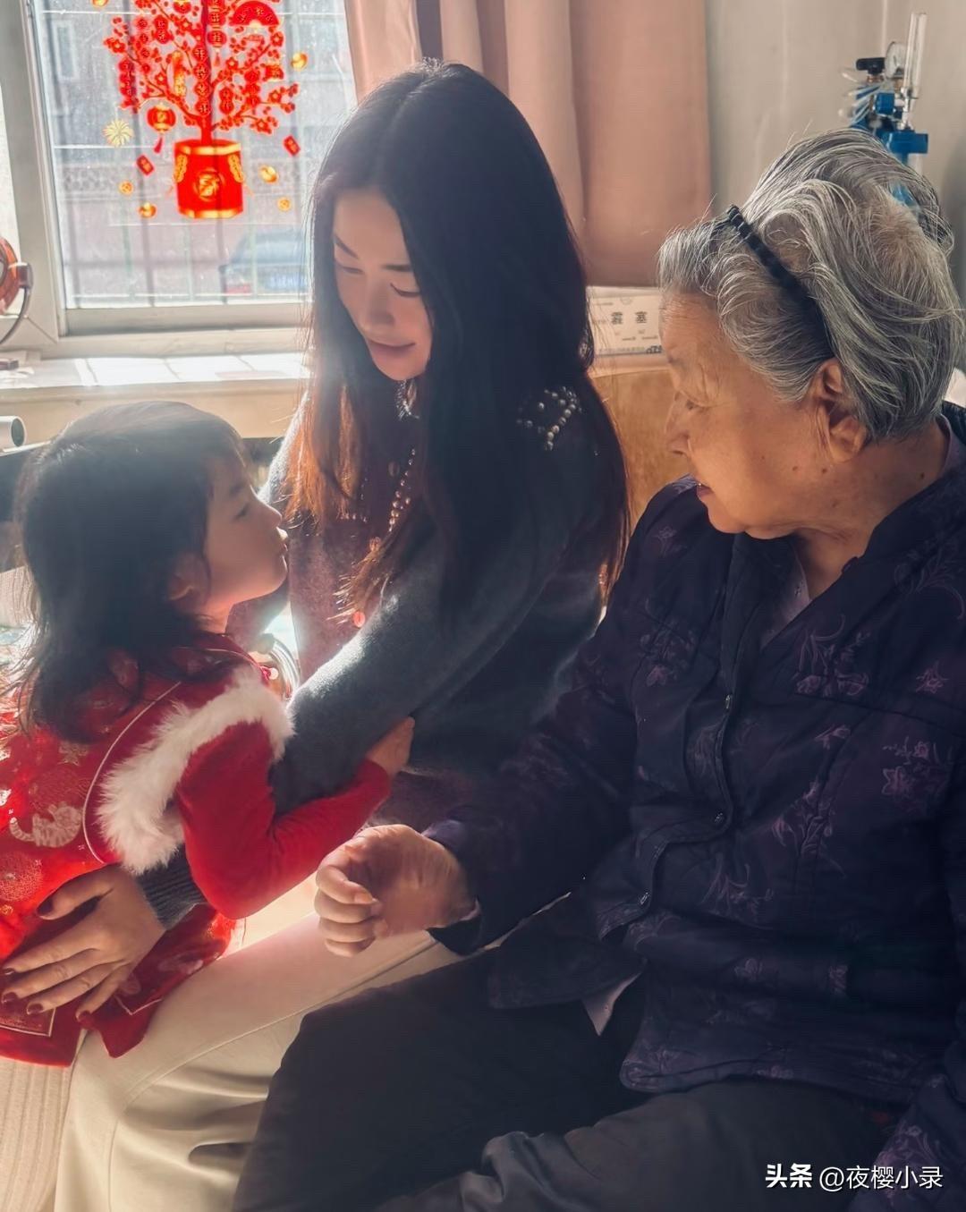 41岁朱珠一家到天津和100岁婆婆过年，一家人和和睦睦，看着好暖心啊！[福][福