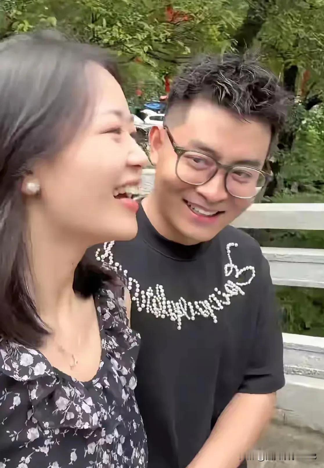 伟杰和父母相见了吗？心细的网友发现伟杰把账号的背景图换了。以前抖音背景图是伟杰和