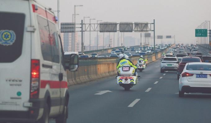 【开辟“生命通道”】近日，河南省郑州市公安局交管支队指挥中心接到报警，称一名危重