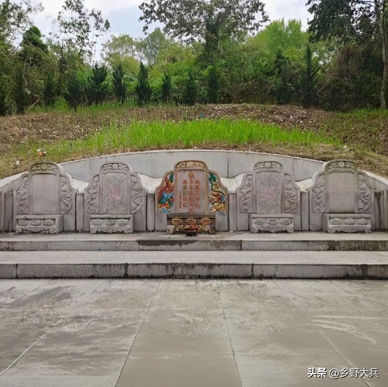 山上发现一座大型古墓，是墓主人与四个老婆合葬在一起的，墓主人以前是全县首富，资产