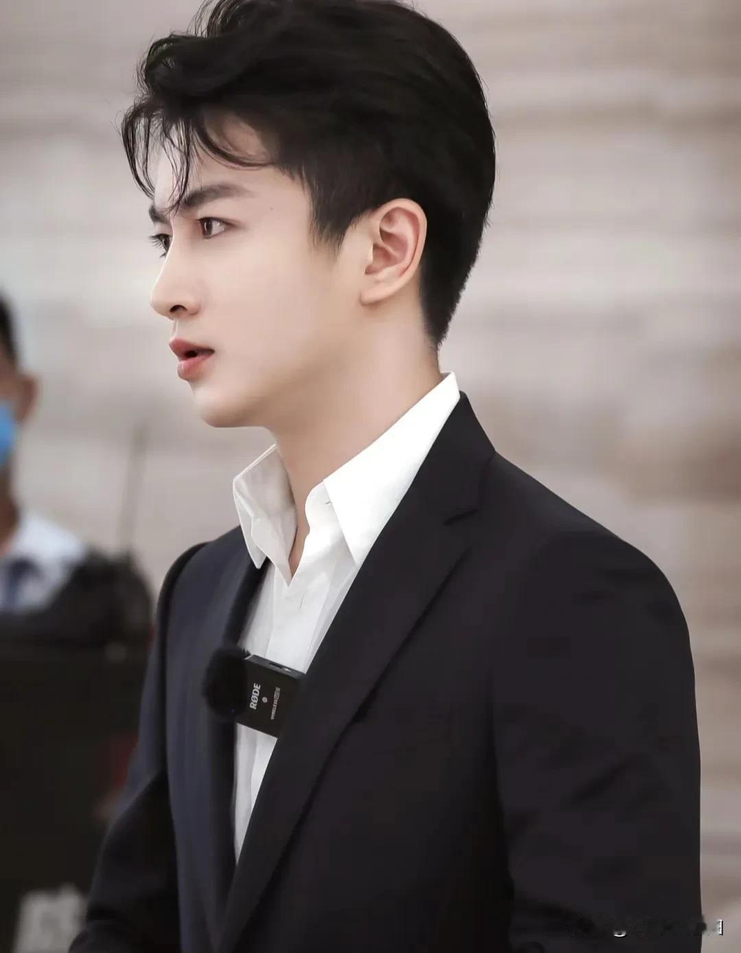 陈晓的长相英俊，气质高贵，而且他的颜值更是经得起打量也无需妆发的加持，反正他帅的