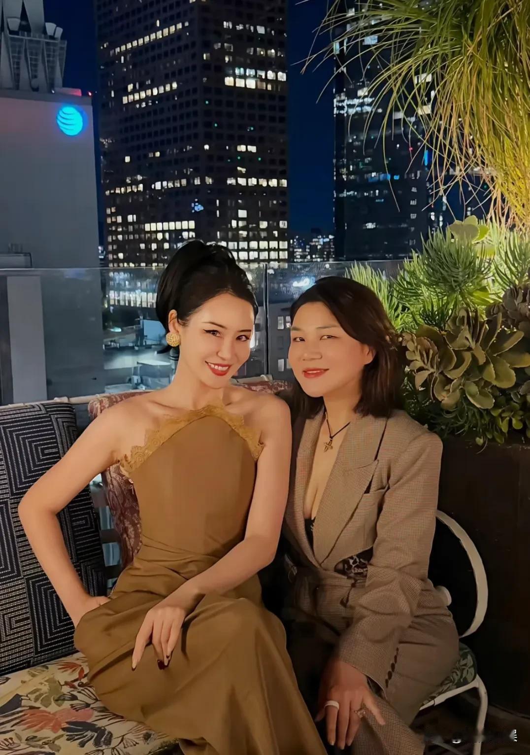 果然，瘦身就是最好的医美！
杨天真在洛杉矶和好友聚餐，化着精致的妆容，长眉长眼，