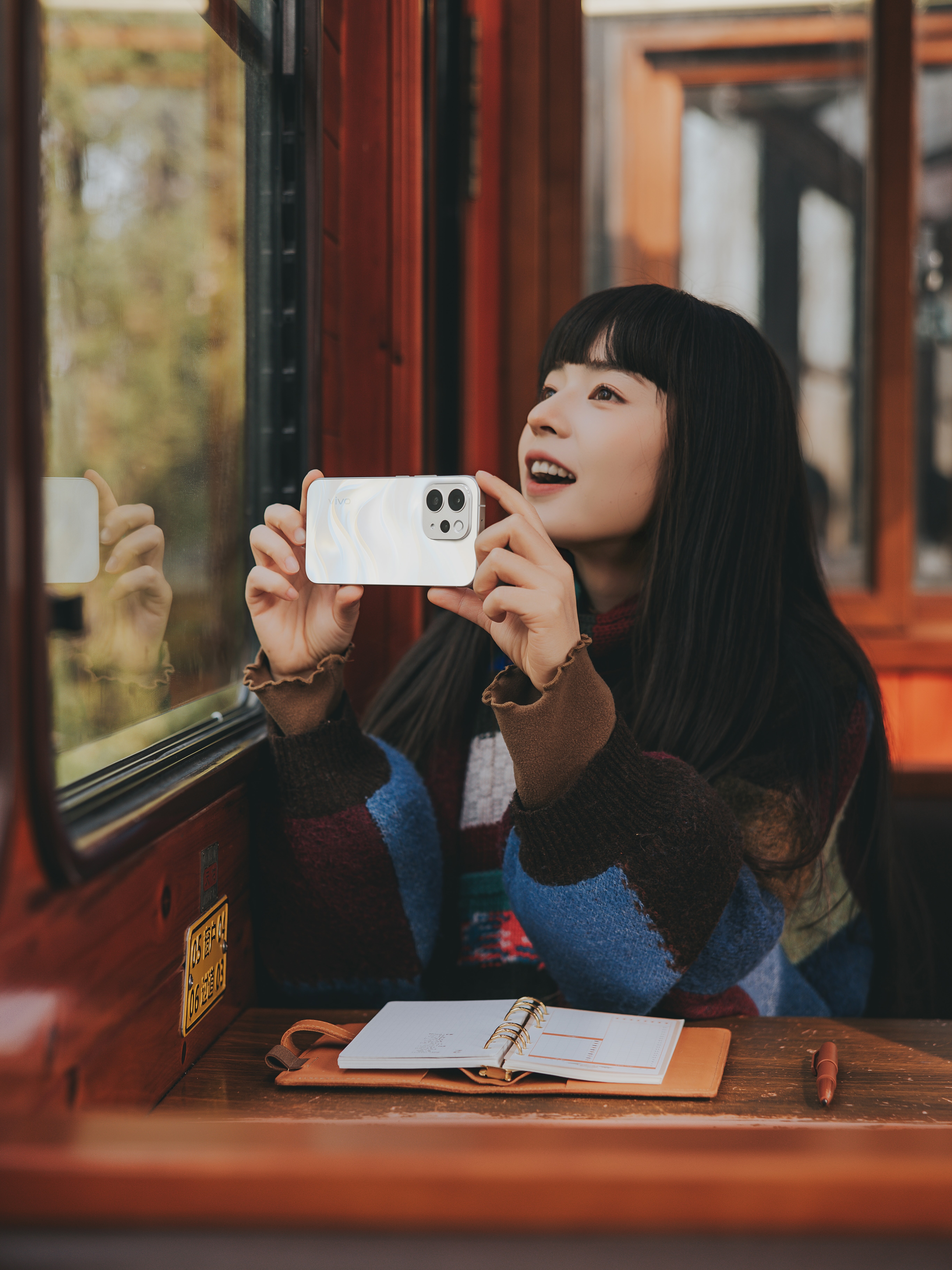 vivo S50告白，它并非纯粹的白色，不同视角之下，会呈现出金、白、蓝多种色彩