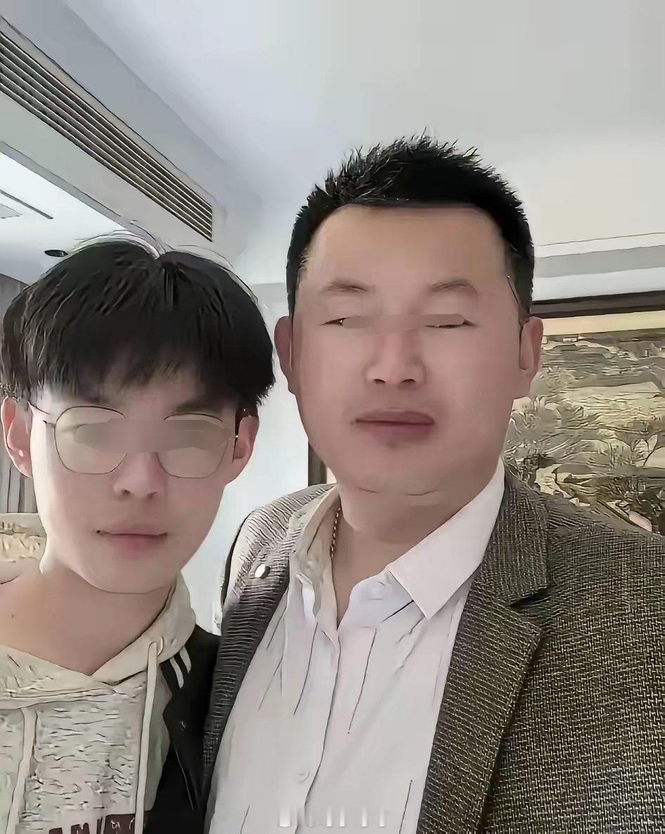 看了陈佳铭事件，觉得孩子真的可怜啊！高大帅气，父母视如珍宝的孩子，却因为在学校跟