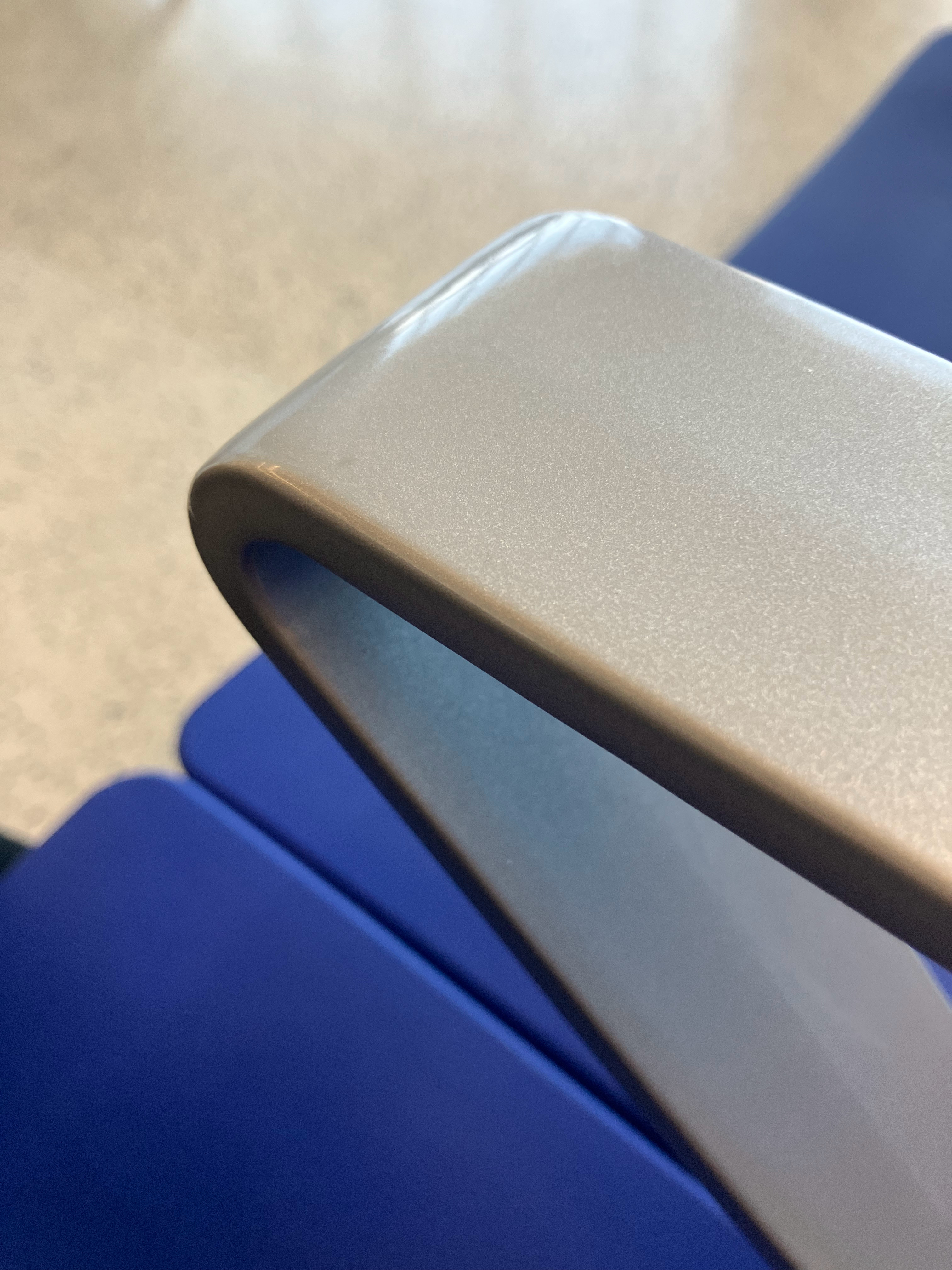 豪华感隐藏在细节中通常，棱角分明，容易伤人。汽车方面，很多地方是人体直接接触的，