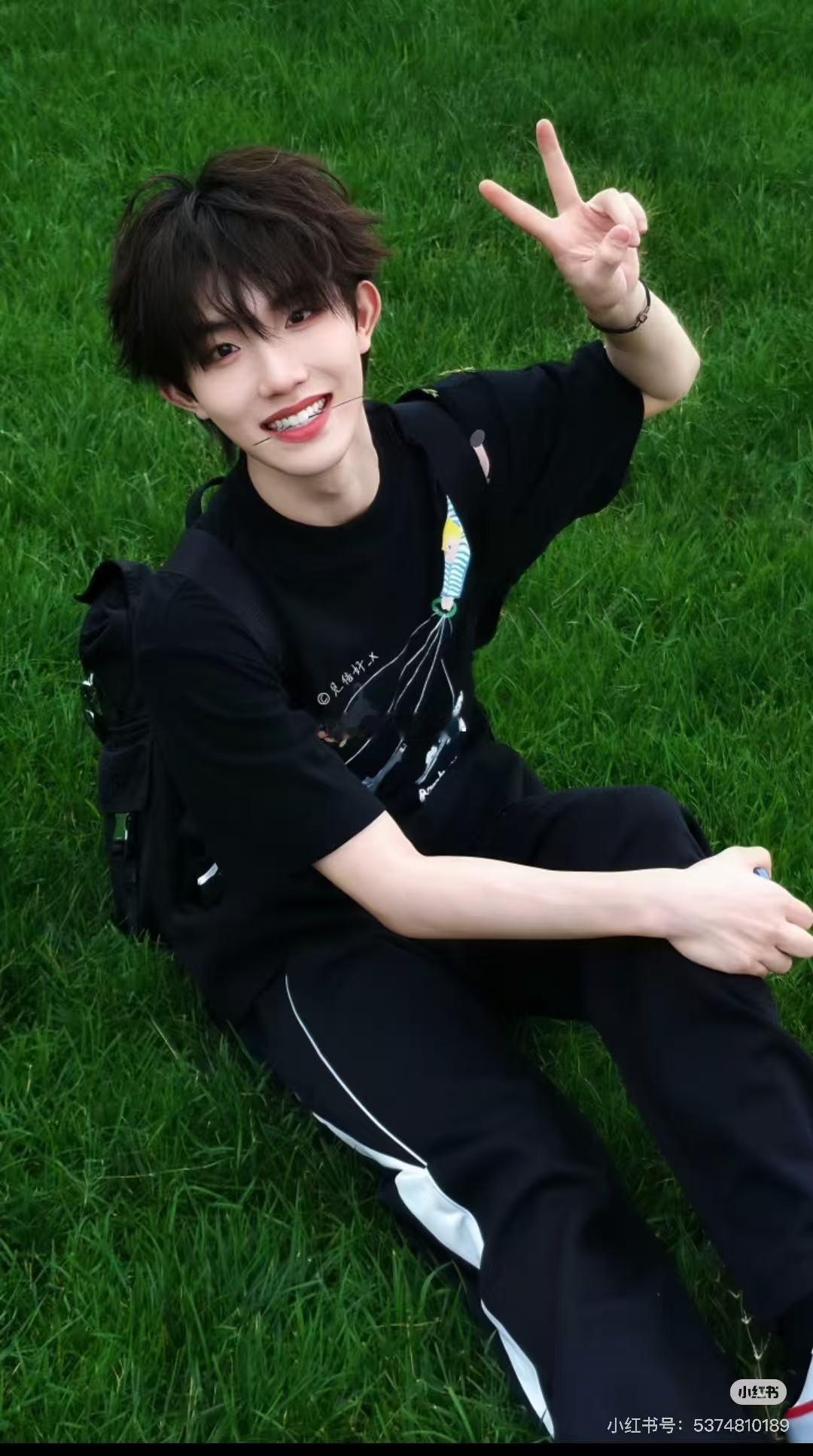 苏新皓 想快进到明天挺喜欢苏新皓的，这个大男孩很优秀～ 